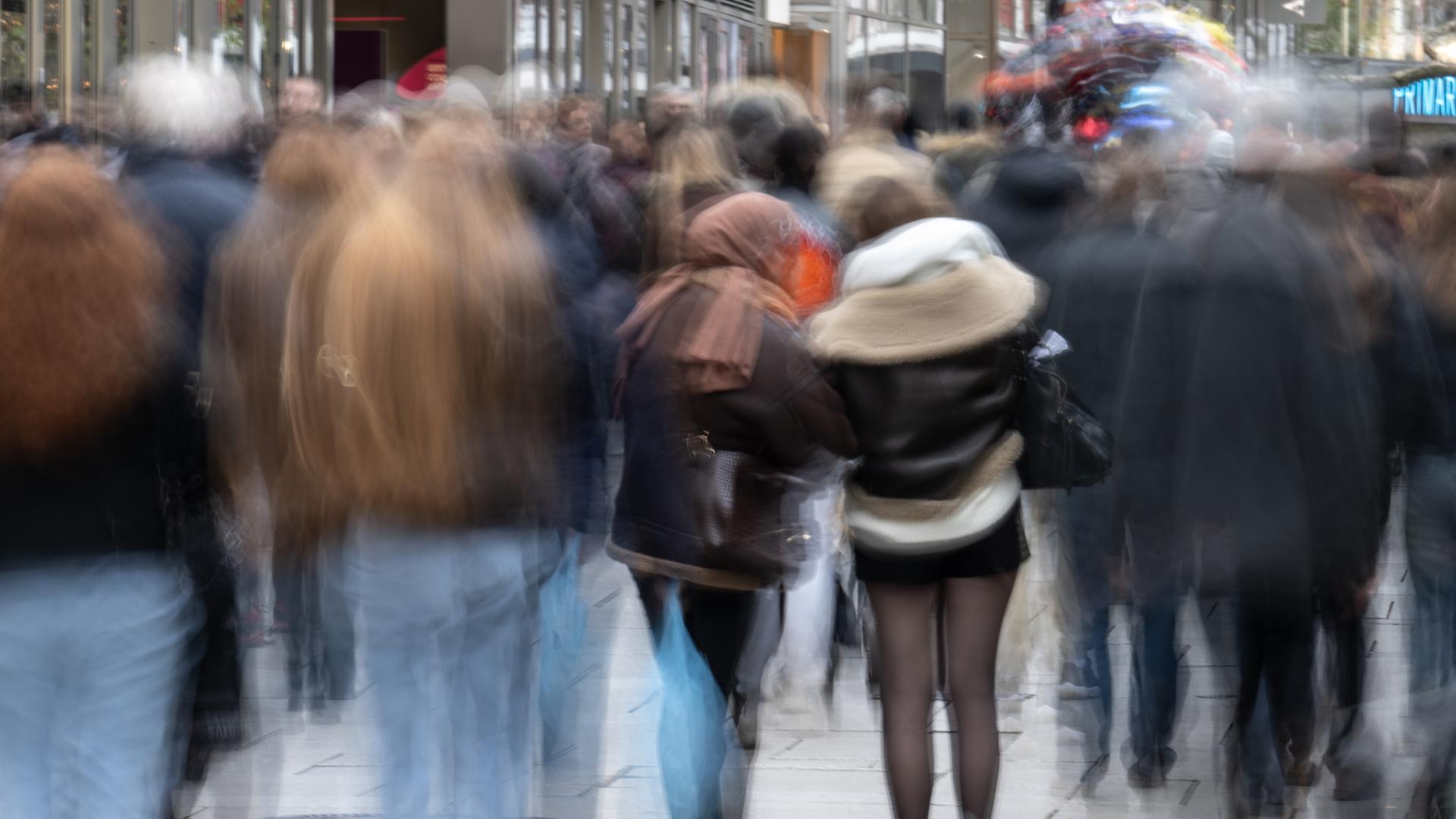 Menschen in der "Zeil", der Frankfurter Fußgängerzone.