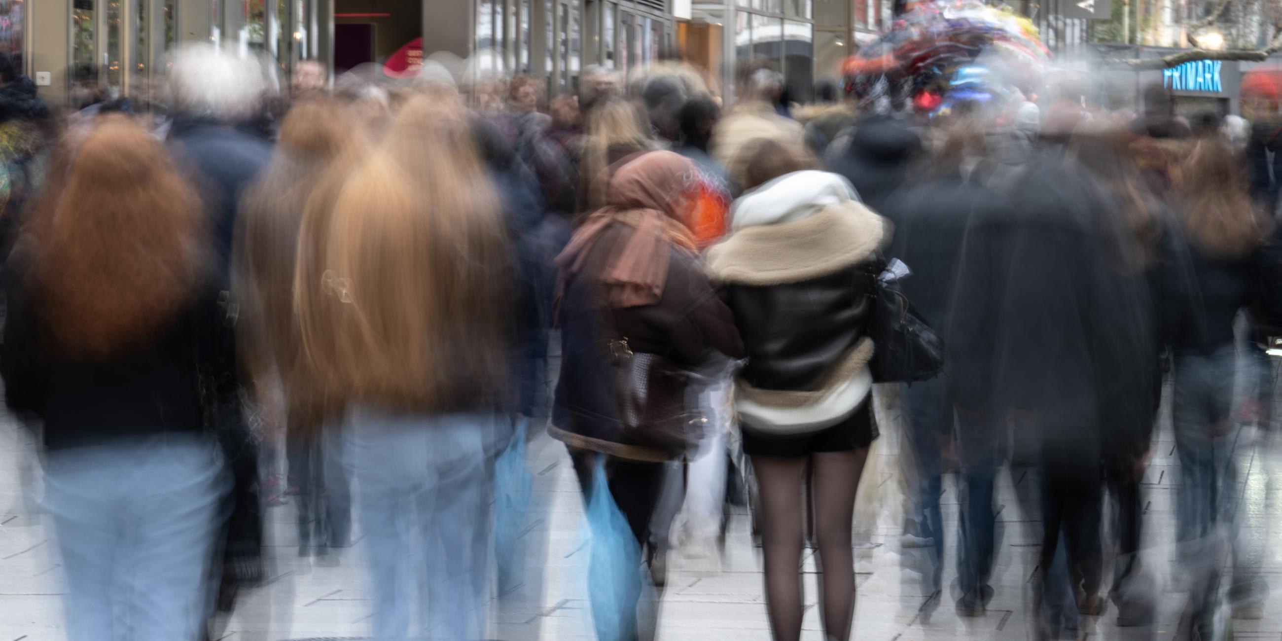 Menschen laufen über die Einkaufsstraße «Zeil». (Archiv)