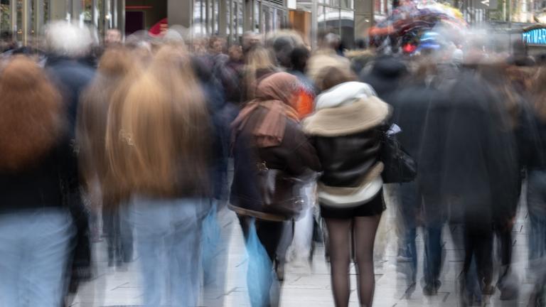  Menschen laufen über die Einkaufsstraße «Zeil». (Archiv)