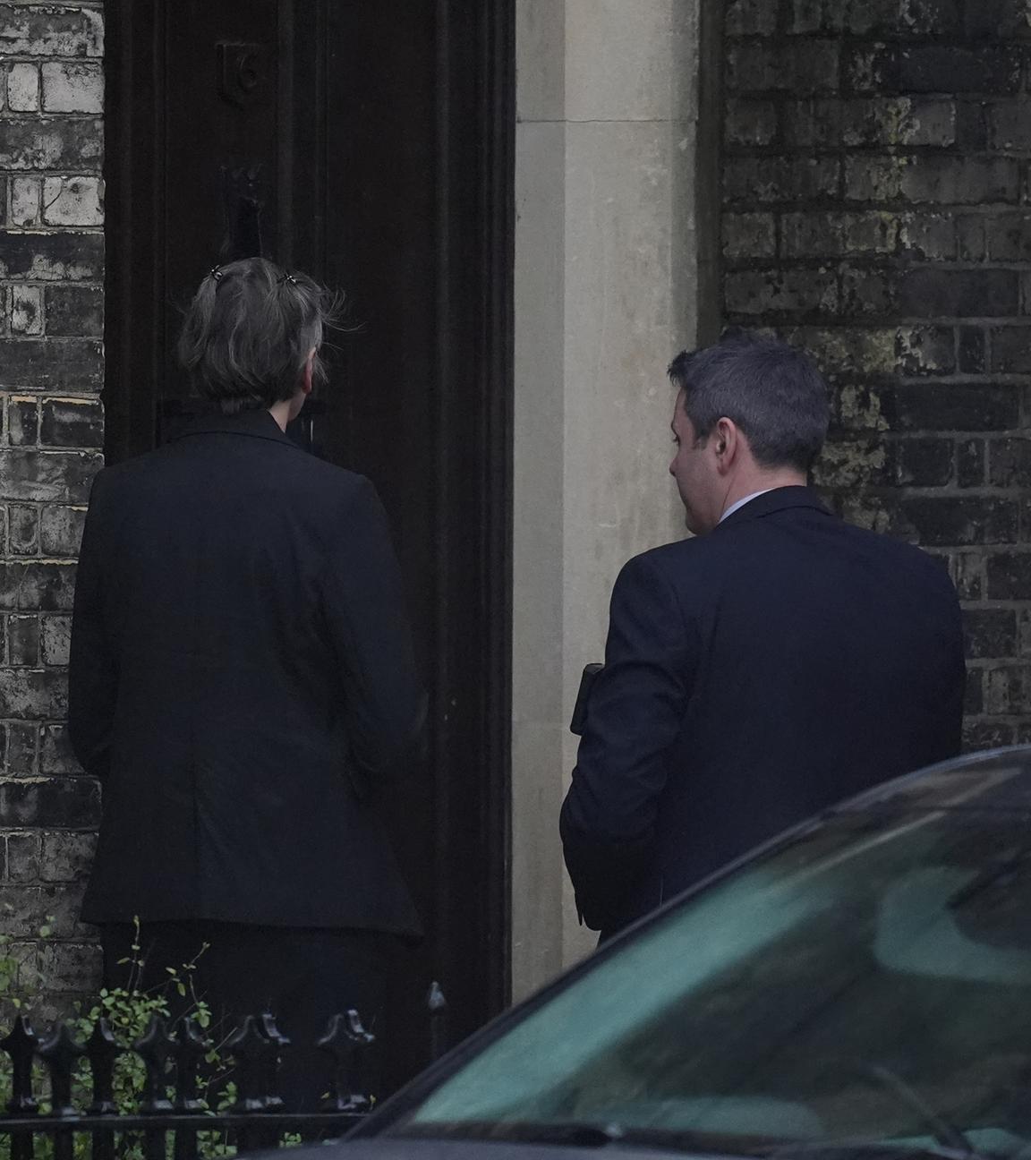 Zwei Personen warten am 06.02.2026 darauf, das Haus von Lord Peter Mandelson im Nordwesten Londons zu betreten. 