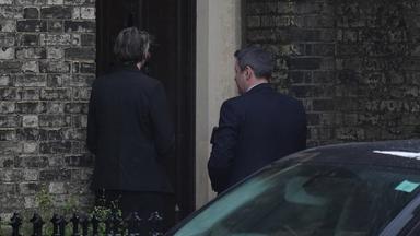 Zwei Personen warten am 06.02.2026 darauf, das Haus von Lord Peter Mandelson im Nordwesten Londons zu betreten. 