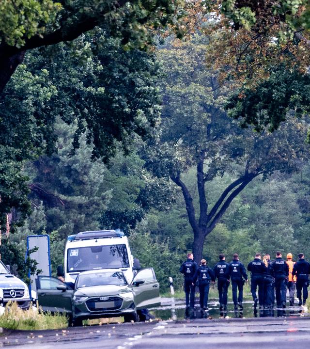 Einsatzkräfte einer Polizeihundertschaft beginnen mit der weiterführenden Durchsuchung um die Höchstspannungsleitungen im Gebiet um das Umspannwerk Turnow-Preilack und das Kraftwerk Jänschwalde