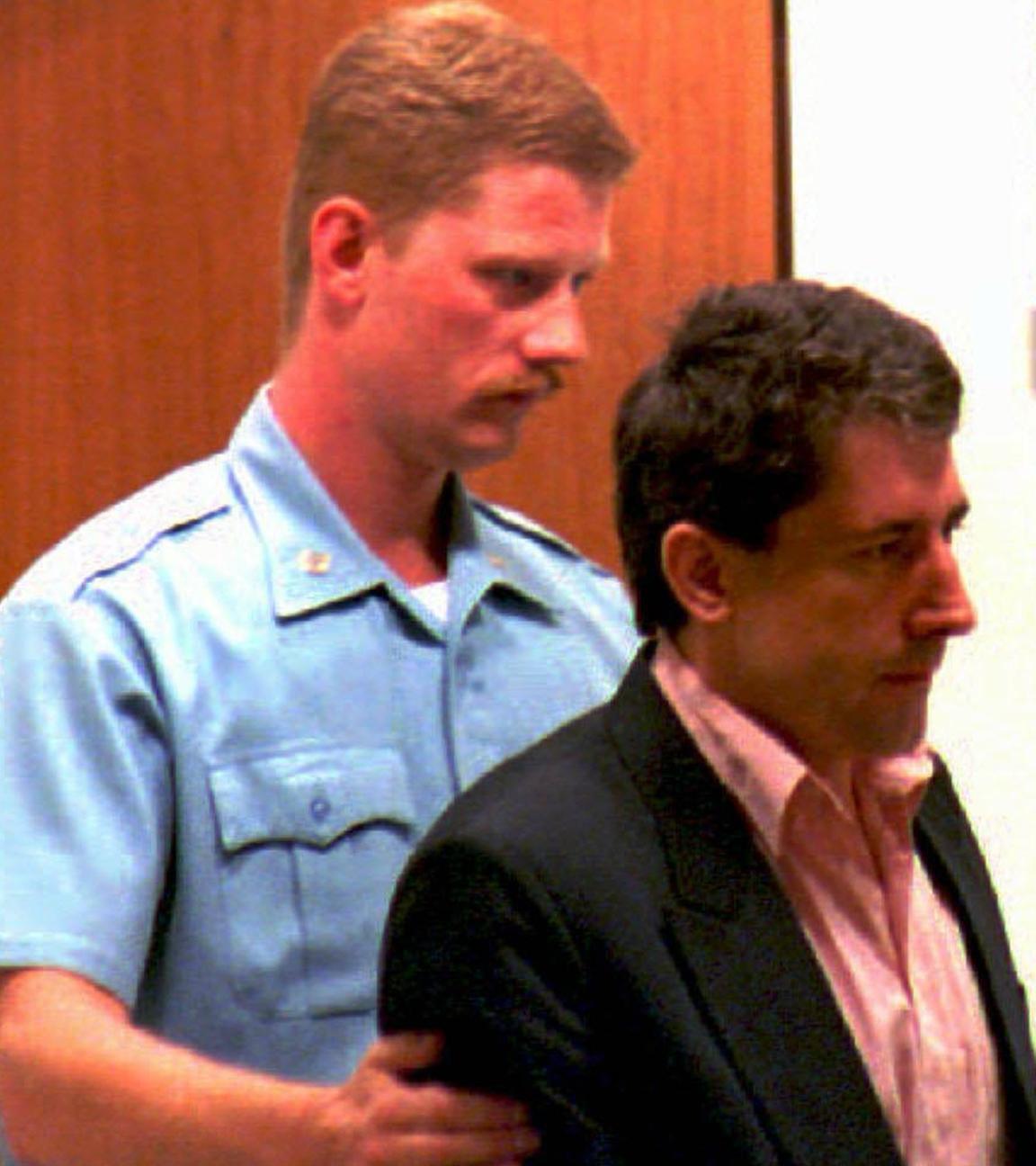 Archiv: Dusan  Tadic wird in den Gerichtssaal geführt (1995).