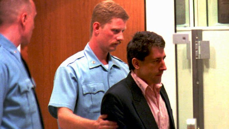 Archiv: Dusan  Tadic wird in den Gerichtssaal geführt (1995).