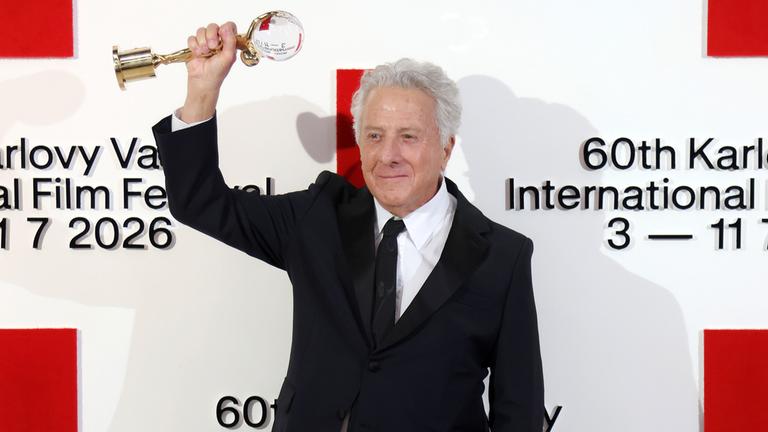 Dustin Hoffman in Karlsbad bei der Verleihung des Crystal Globe mit seiner Trophäe.