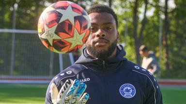 18.05.2026, Rheinland-Pfalz, Koblenz: Josué Duverger trainiert mit dem Fünftligisten FC Cosmos in Koblenz.
