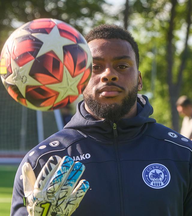 18.05.2026, Rheinland-Pfalz, Koblenz: Josué Duverger trainiert mit dem Fünftligisten FC Cosmos in Koblenz.
