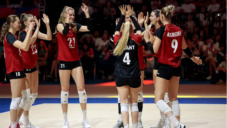 DVV-Frauen feiern ihren Sieg über Serbien