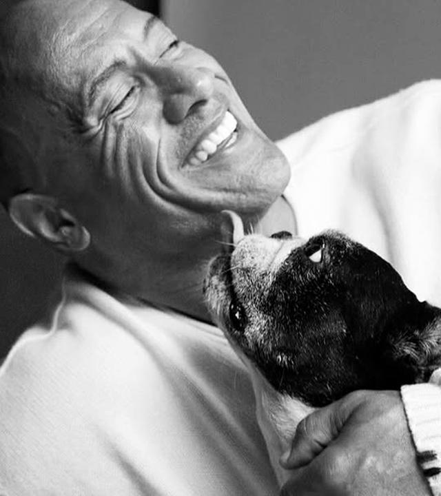Dwayne Johnson und seine kürzlich verstorbene Bulldogge Hobbs bei einem gemeinsamen Photoshoot.