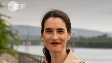 Sina Mainitz steht am Ufer eines Flusses; Schrift auf dem Bild: Warum Konzerte immer teurer werden