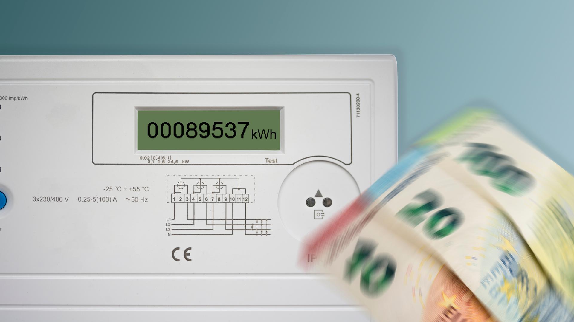 Digitaler Stromzähler, davor ein paar Geldscheine