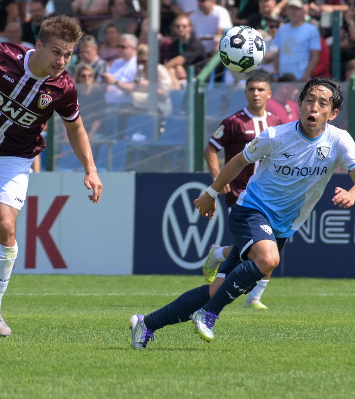 John Liebelt (BFC Dynamo / links) kommt vor Koji Miyoshi (VfL Bochum) zum Kopfball