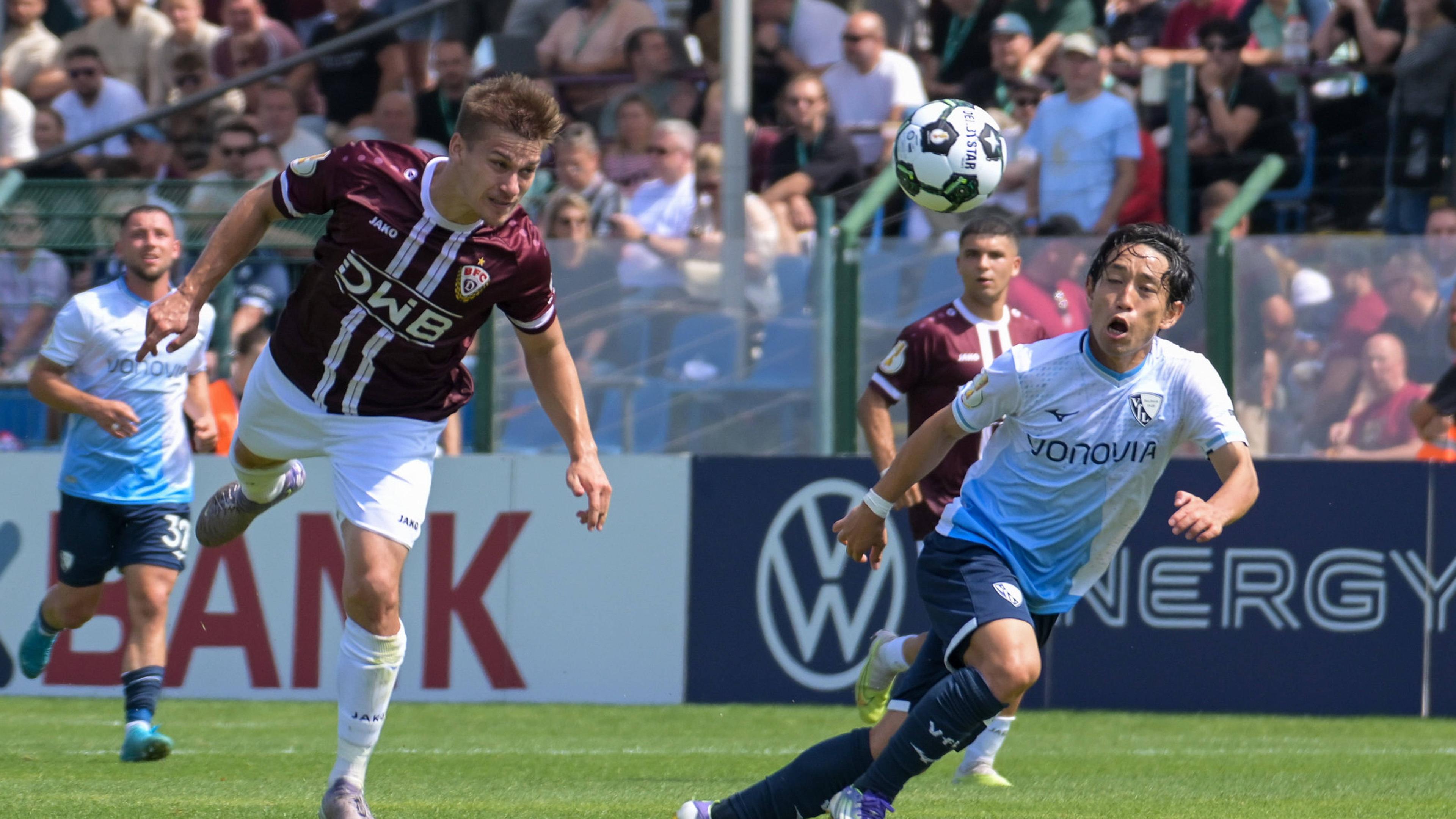 John Liebelt (BFC Dynamo / links) kommt vor Koji Miyoshi (VfL Bochum) zum Kopfball