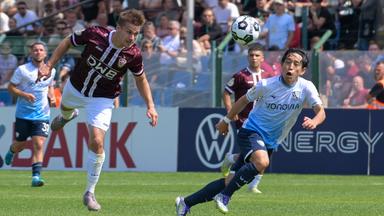 John Liebelt (BFC Dynamo / links) kommt vor Koji Miyoshi (VfL Bochum) zum Kopfball