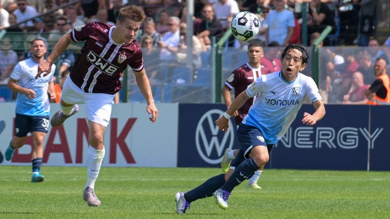 John Liebelt (BFC Dynamo / links) kommt vor Koji Miyoshi (VfL Bochum) zum Kopfball