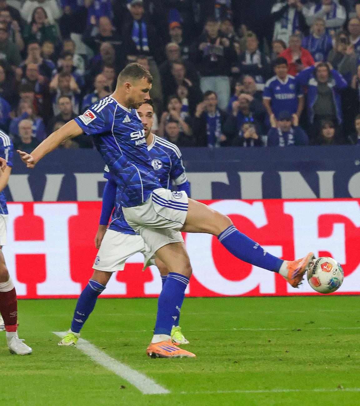 Schalkes Stürmer Edin Dzeko erzielt in der Zweitligapartie gegen die Arminia aus Bielefeld das 1:0