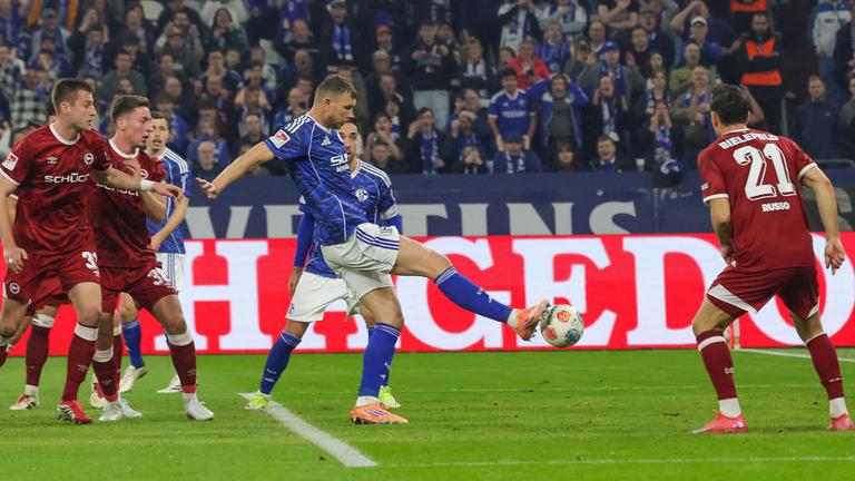 Schalkes Stürmer Edin Dzeko erzielt in der Zweitligapartie gegen die Arminia aus Bielefeld das 1:0