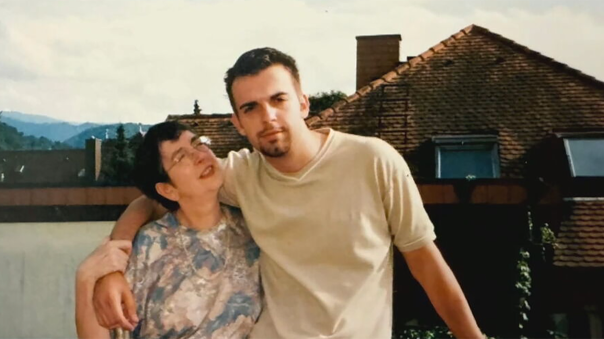 Dzenan Ajanović mit seiner Mutter - 1995 waren sie vor dem Krieg aus Bosnien und Herzegowina nach Deutschland geflohen.