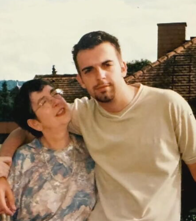 Dzenan Ajanović mit seiner Mutter - 1995 waren sie vor dem Krieg aus Bosnien und Herzegowina nach Deutschland geflohen.