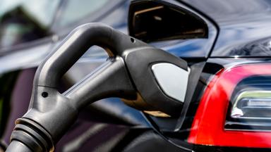 Stromstecker beim Beladen eines E-Autos