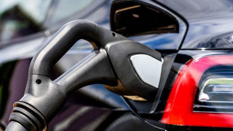 Stromstecker beim Beladen eines E-Autos