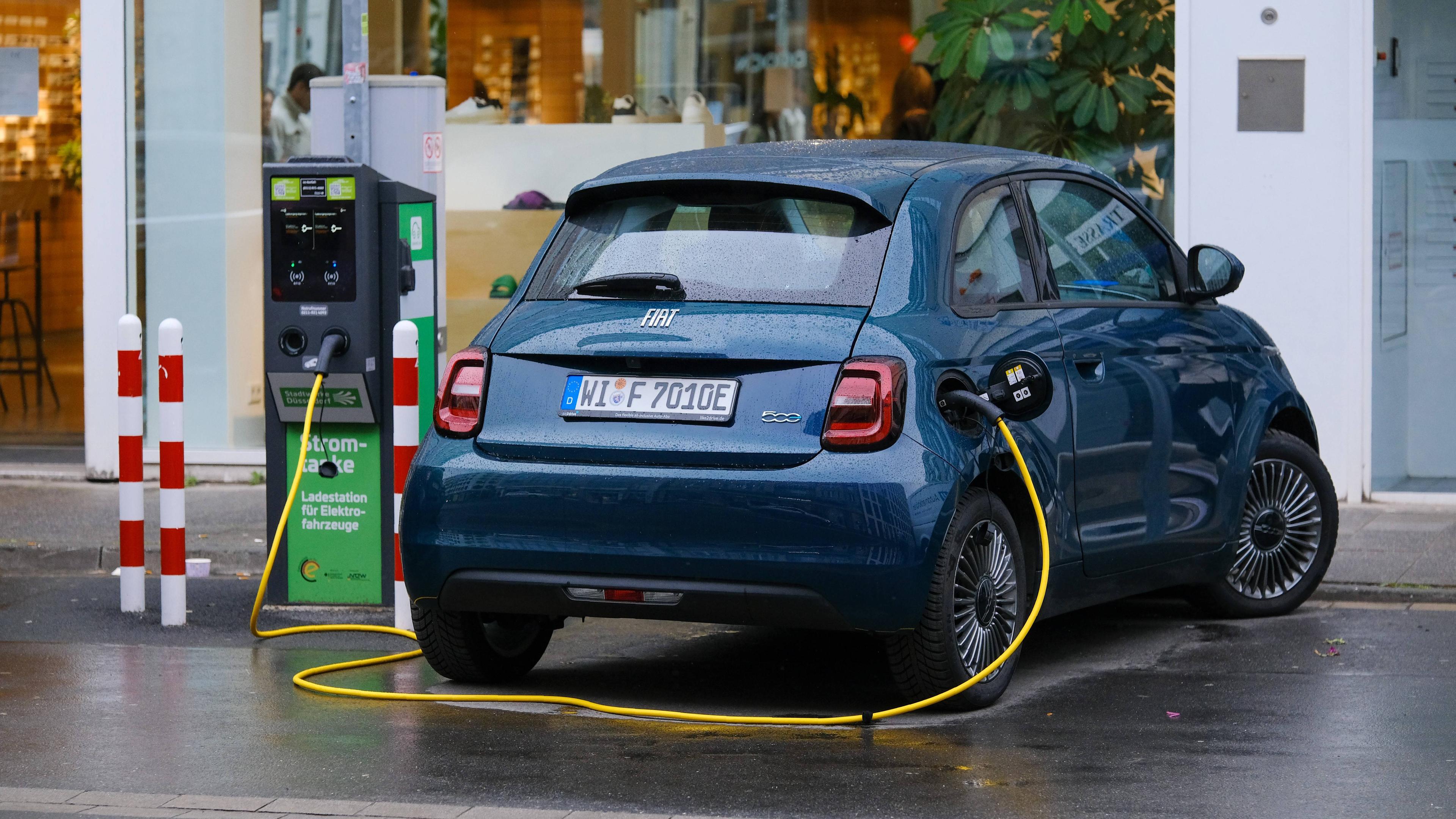 Ein Elektroauto beim Laden an einer Ladesäule am 06.05.2023