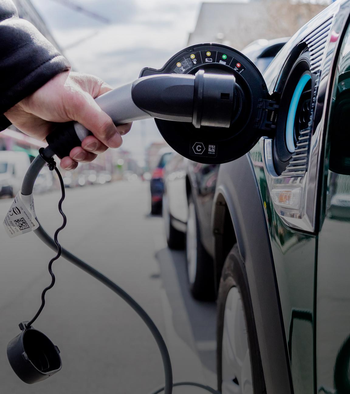 Archiv Ein Mann entfernt an einem Auto mit Plug-in-Hybrid-Antrieb in Berlin-Mitte am 16.04.2021 den Stecker. 