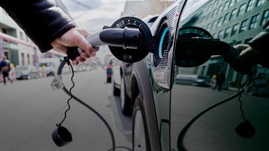 Die E-Auto-Kaufprämie wirkt. Doch wer profitiert wirklich? 