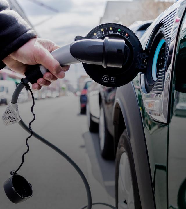 Archiv Ein Mann entfernt an einem Auto mit Plug-in-Hybrid-Antrieb in Berlin-Mitte den Stecker. 