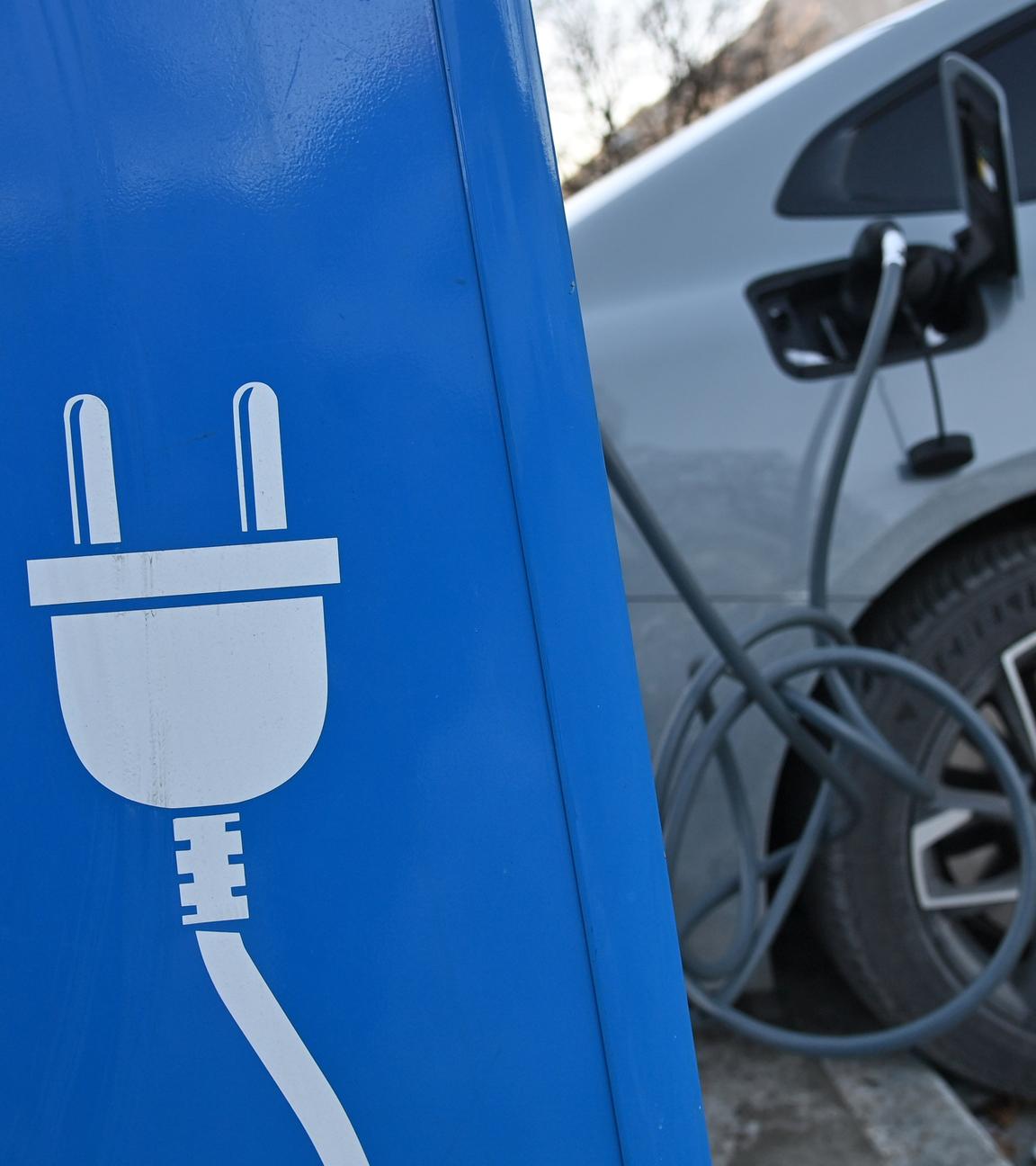 E-Auto wird auf einem Parkplatz für Elektro-Fahrzeuge geladen