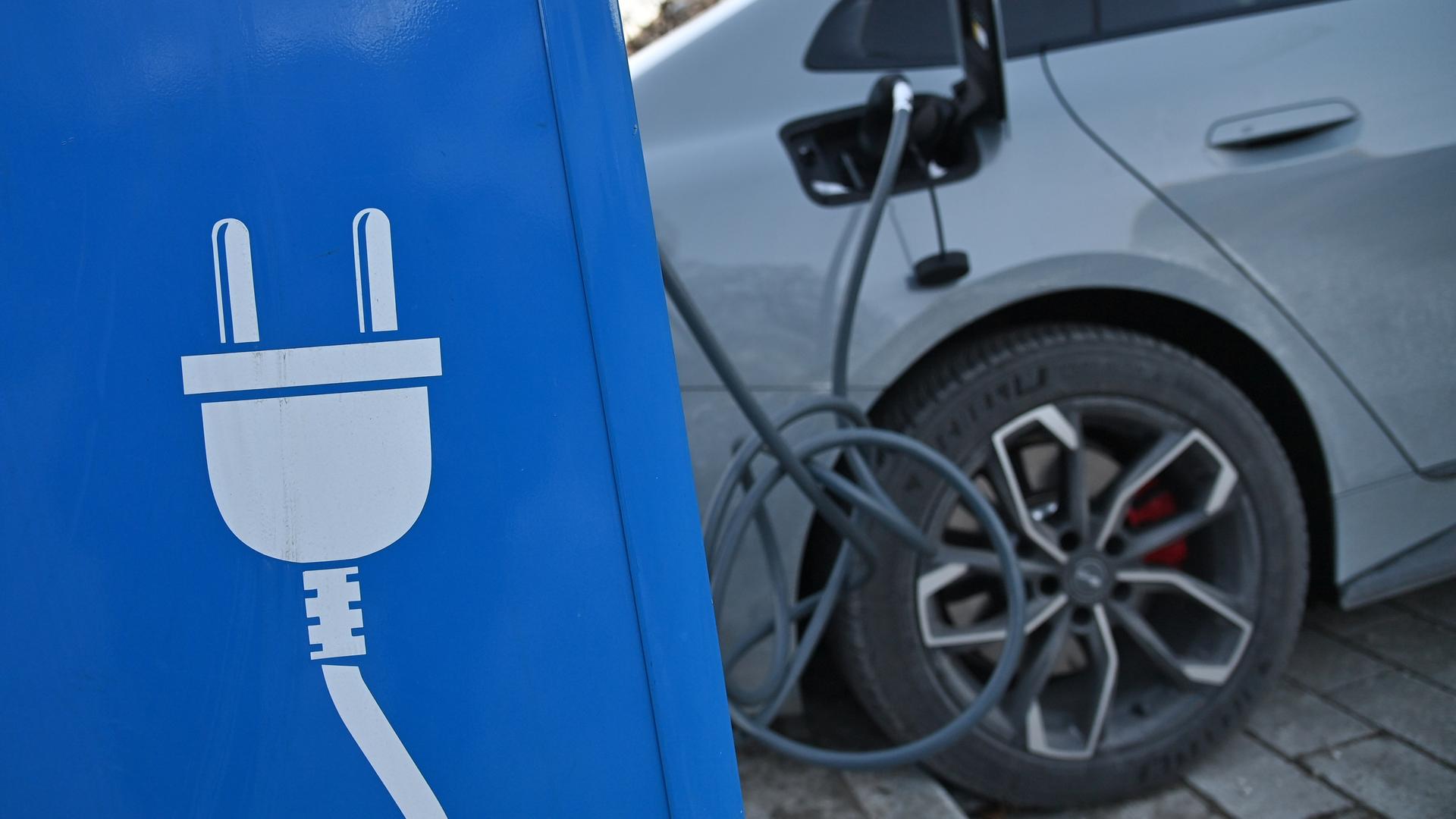 E-Auto wird auf einem Parkplatz für Elektro-Fahrzeuge geladen