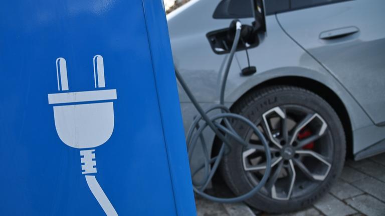 E-Auto wird auf einem Parkplatz für Elektro-Fahrzeuge geladen