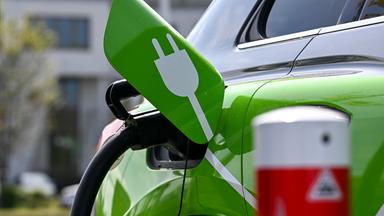 Symbolbild: Elektroauto wird an einer Ladesäule geladen