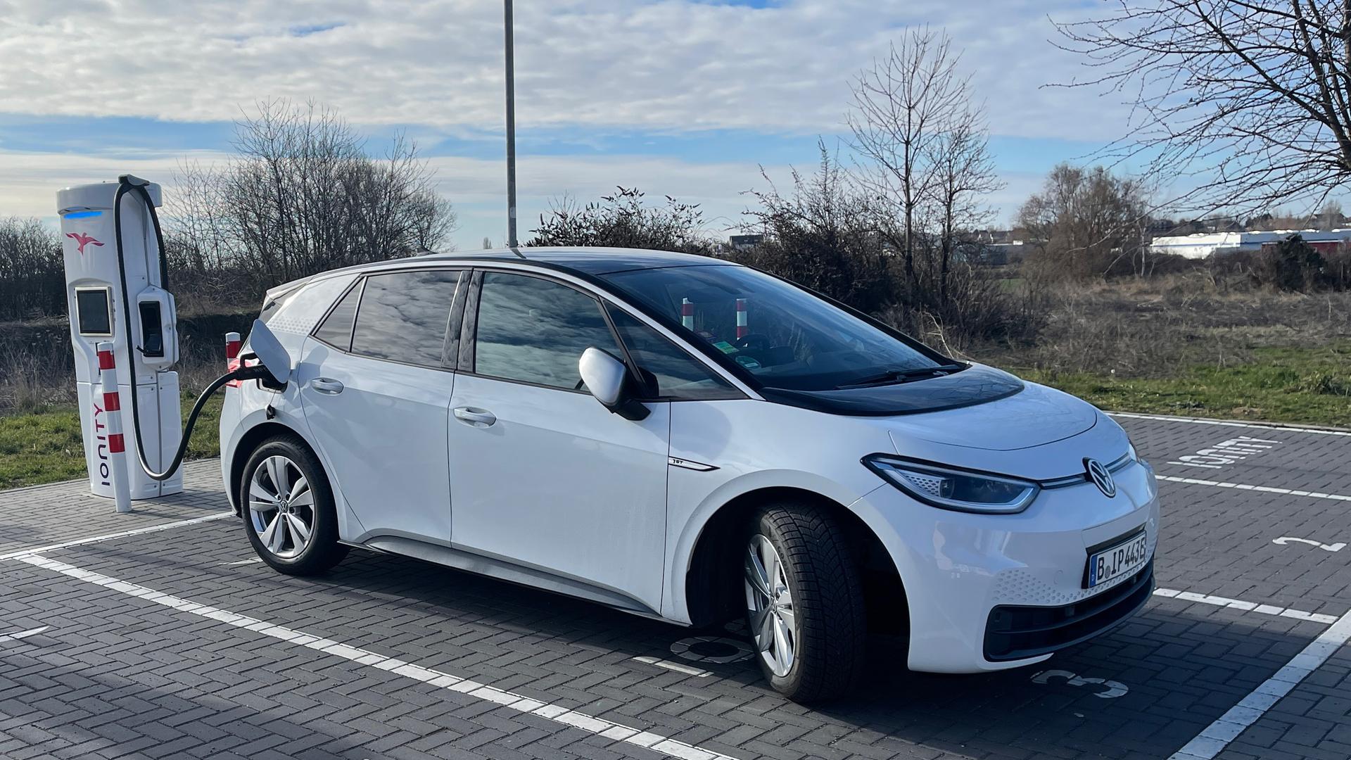 Ein E-Auto steht an einer Ladestation.