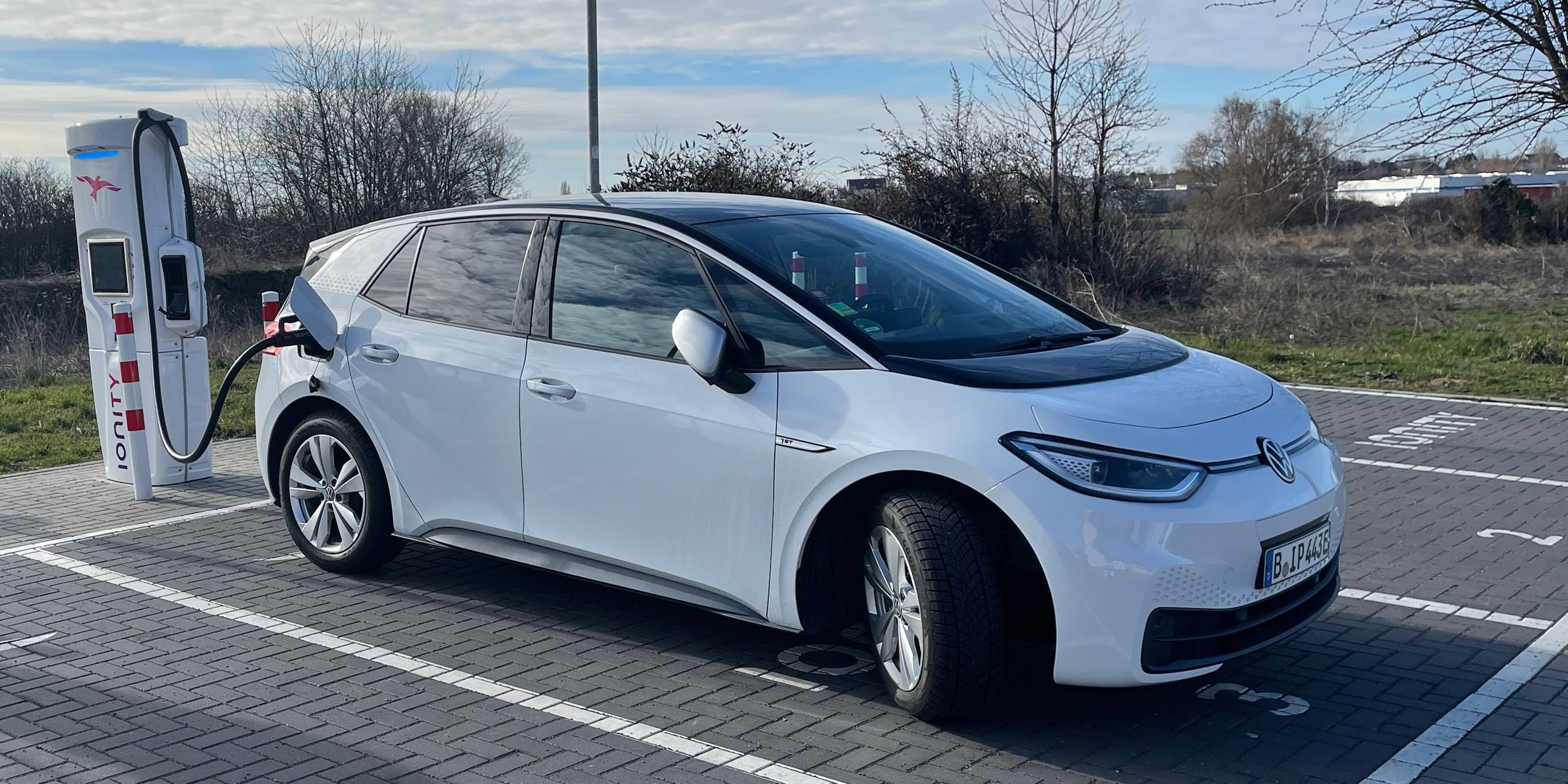 Ein E-Auto steht an einer Ladestation.