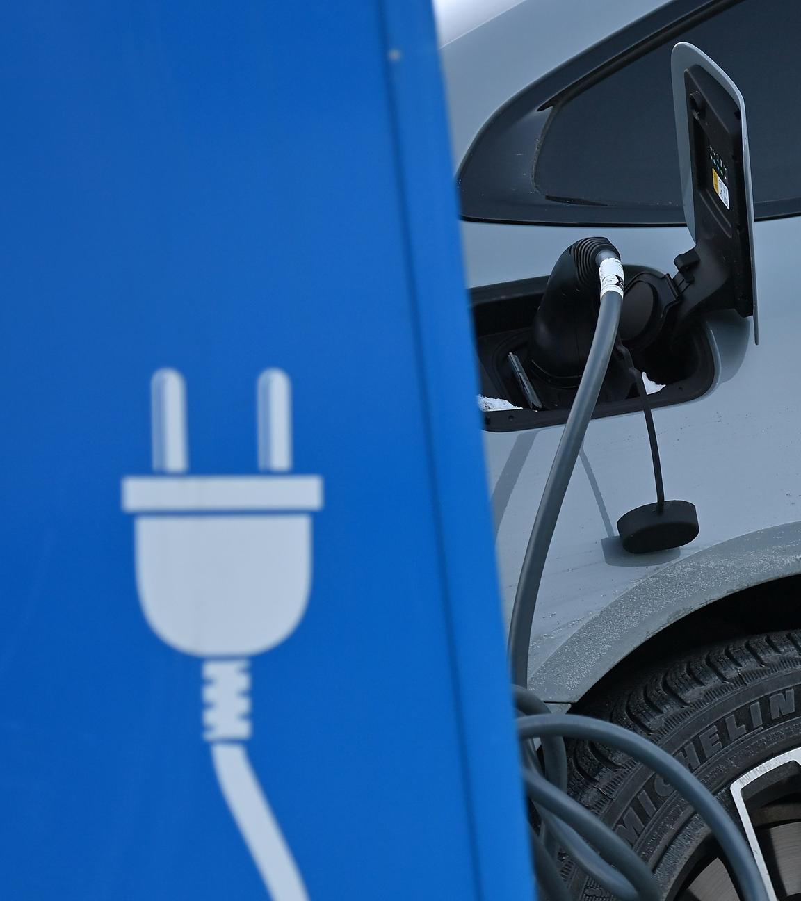 E-Auto wird auf einem Parkplatz für Elektro-Fahrzeuge geladen.