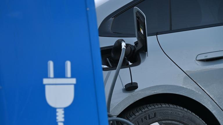 E-Auto wird auf einem Parkplatz für Elektro-Fahrzeuge geladen.
