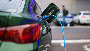 ARCHIV - 20.11.2025, Sachsen, Leipzig: Ein Elektrofahrzeug von BMW lädt an einer Ladesäule.