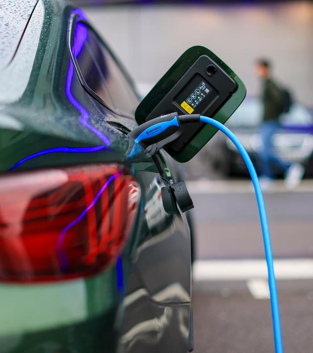 ARCHIV - 20.11.2025, Sachsen, Leipzig: Ein Elektrofahrzeug von BMW lädt an einer Ladesäule.