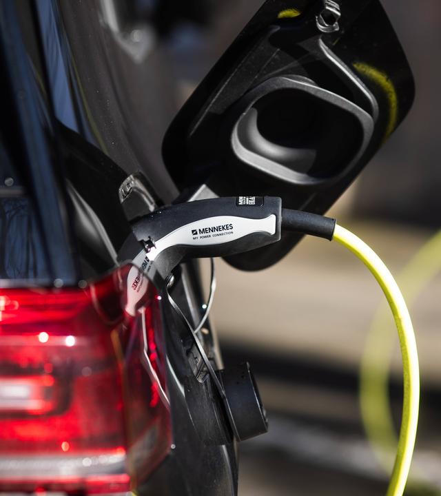 Ein E-Auto wird geladen.