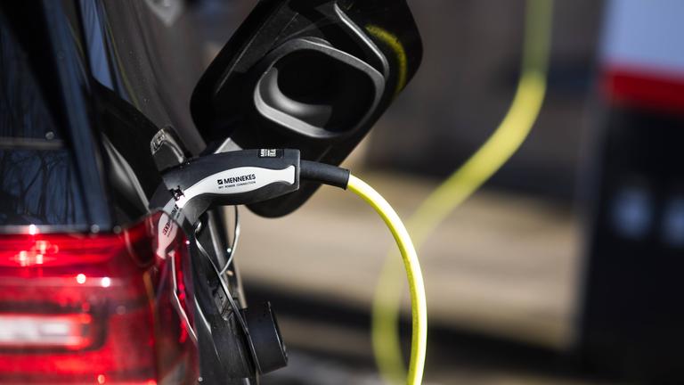 Ein E-Auto wird geladen.