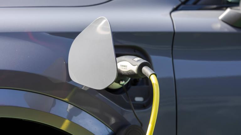 E-Auto an Ladesäule
