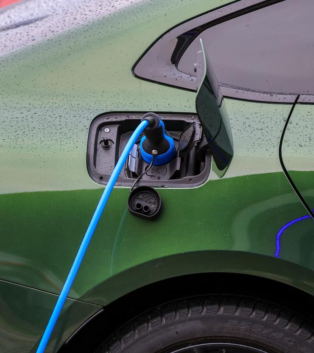 Ein Elektrofahrzeug von BMW lädt an einer Ladesäule