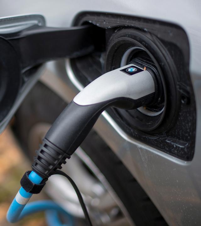 Ein Elektrofahrzeug von BMW lädt an einer Ladesäule