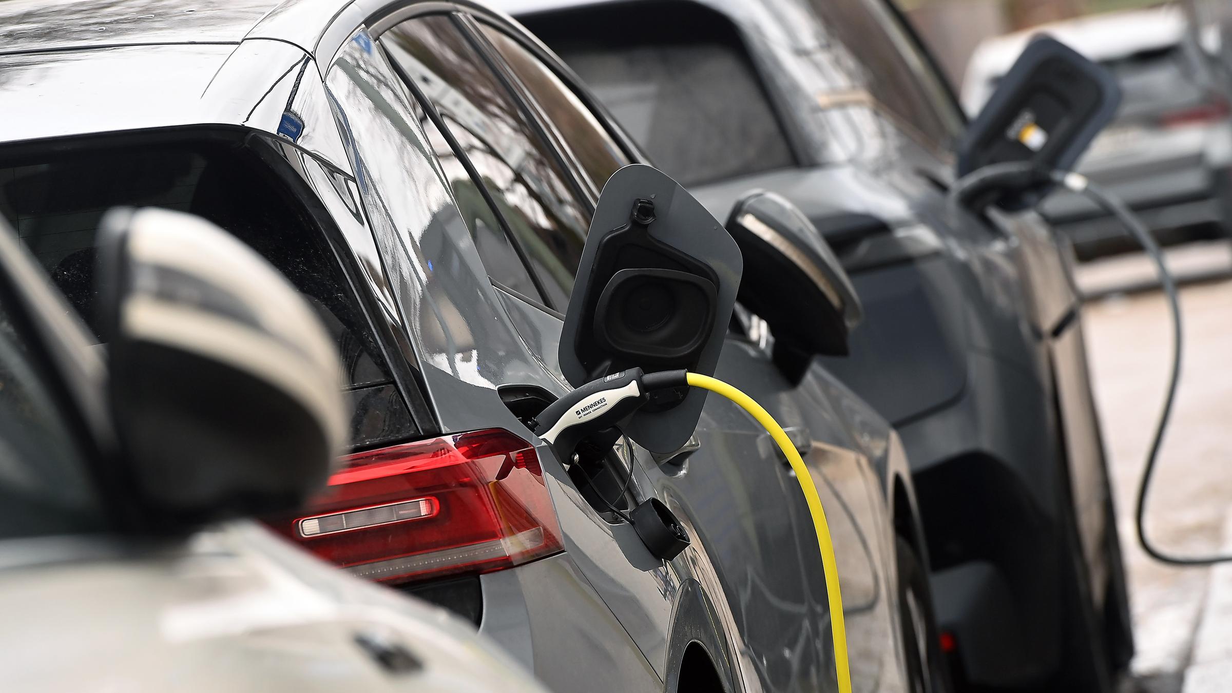 Mehrere E-Autos stehen hintereinander in einer Reihe.