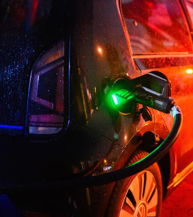 Ein Elektroauto lädt an einer öffentlichen Schnellladesäule