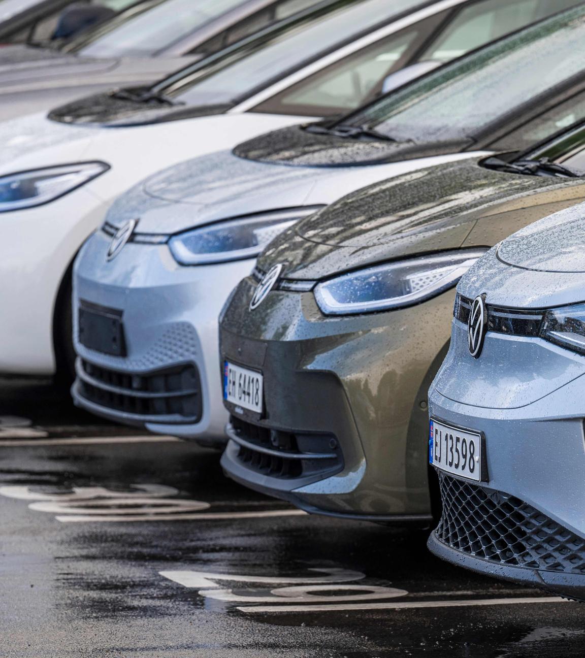 Verschiedene Elektroautomodelle stehen am 25.08.2024 vor einem Autohaus von Moller Bil für den deutschen Automobilhersteller Volkswagen außerhalb der norwegischen Hauptstadt Oslo. 