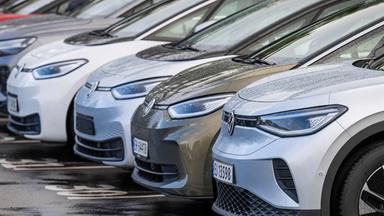 Verschiedene Elektroautomodelle stehen am 25.08.2024 vor einem Autohaus von Moller Bil für den deutschen Automobilhersteller Volkswagen außerhalb der norwegischen Hauptstadt Oslo. 
