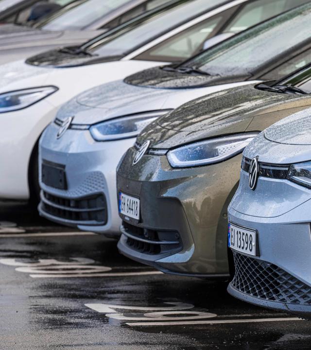 Verschiedene Elektroautomodelle stehen am 25.08.2024 vor einem Autohaus von Moller Bil für den deutschen Automobilhersteller Volkswagen außerhalb der norwegischen Hauptstadt Oslo. 