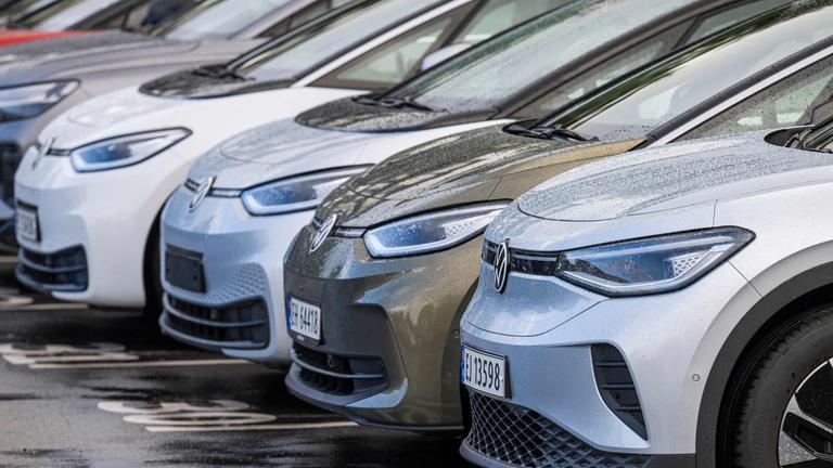 Verschiedene Elektroautomodelle stehen am 25.08.2024 vor einem Autohaus von Moller Bil für den deutschen Automobilhersteller Volkswagen außerhalb der norwegischen Hauptstadt Oslo. 